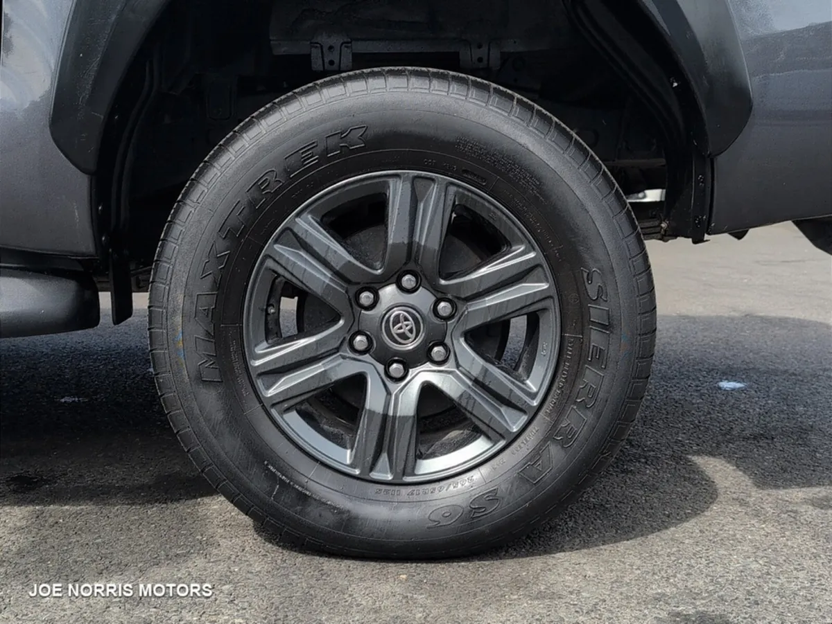 Toyota Hilux 2.8 SR5 DOUBLE CAB *Plus Vat - Image 5