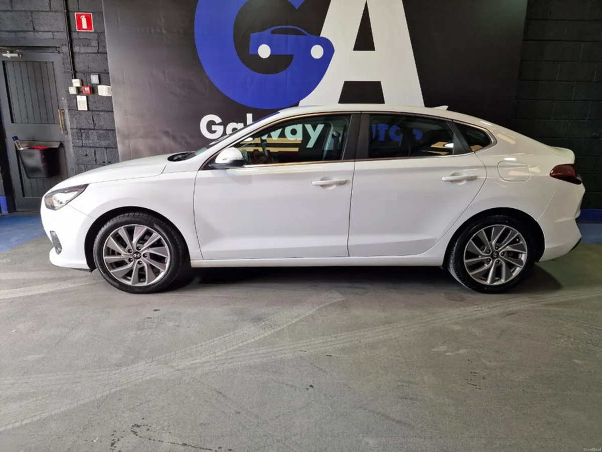 Hyundai i30 1.4 FASTBACK **LOW MILAGE, SAT NAV, RE - Image 5