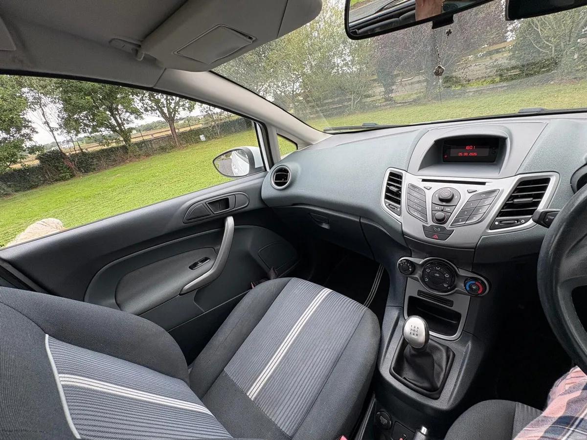 Ford Fiesta 2011 - Image 2