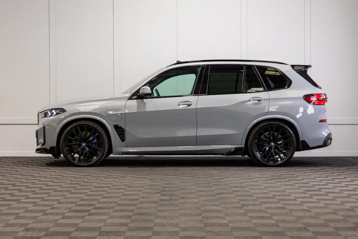 2025 BMW X5 X-Drive 50e M-Sport - Image 3