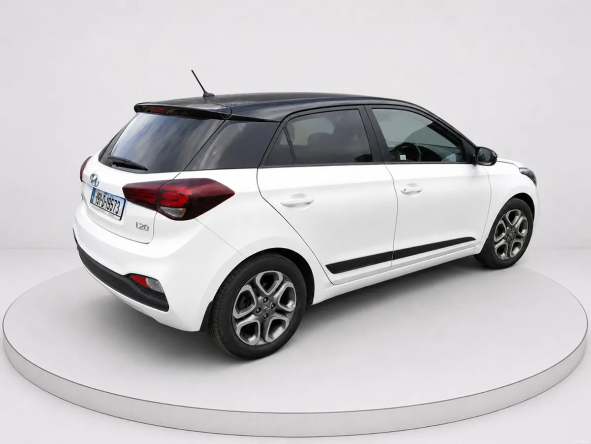 Hyundai i20 DELUXE AUTOMATIC - Image 2