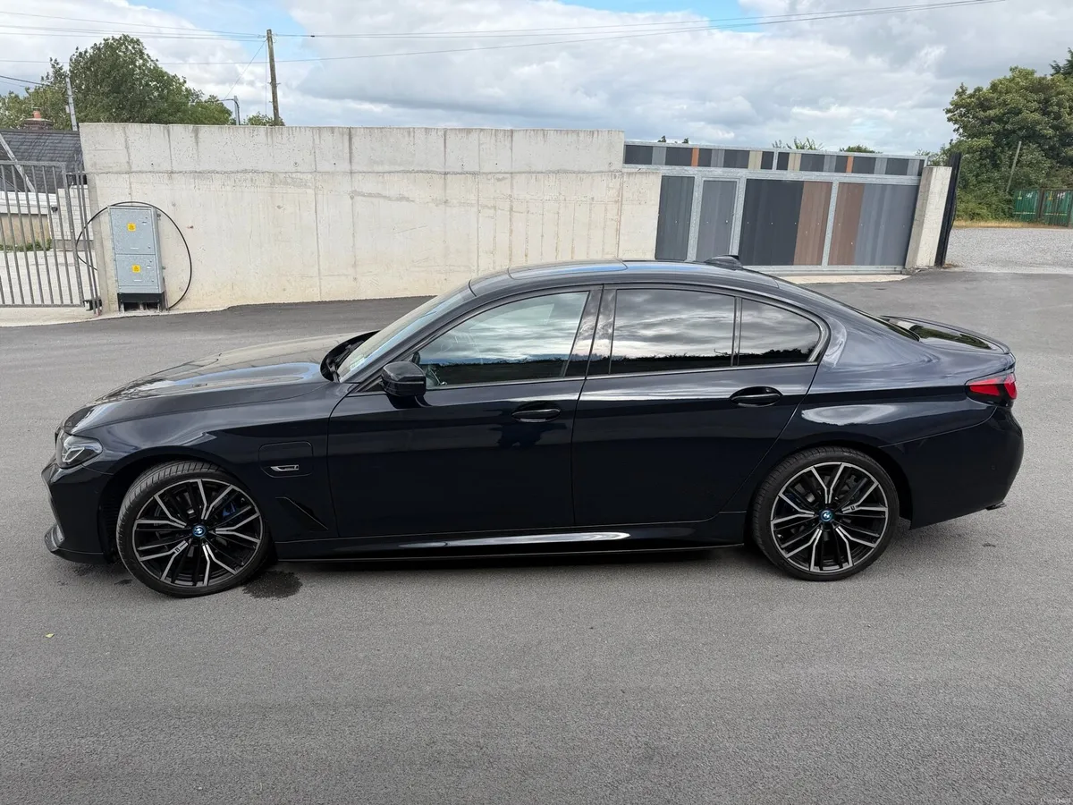 2023 BMW 530e M Sport Pro X Drive,Sunroof, 20 inch - Image 5