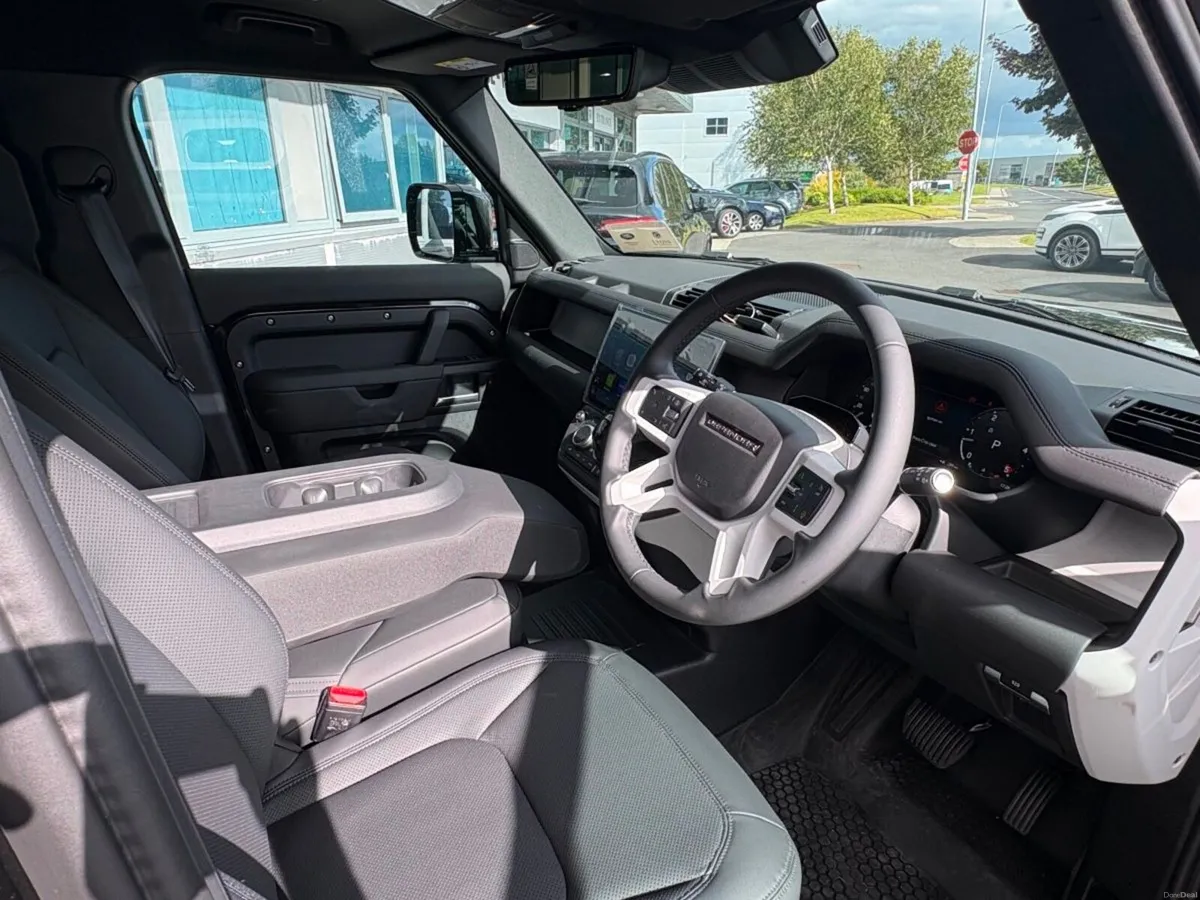 Land Rover Defender X Dynamic SE // 3 Seats // Pri - Image 5