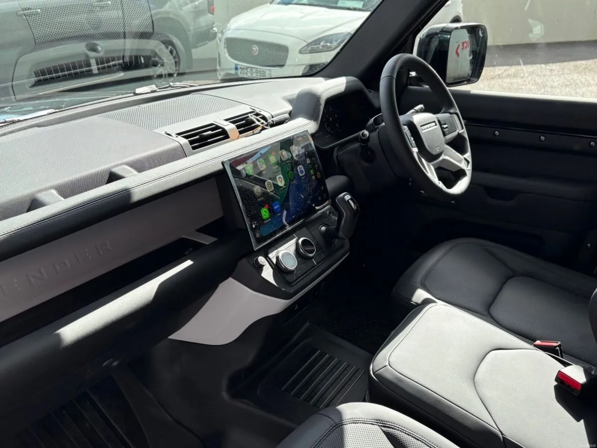 Land Rover Defender X Dynamic SE // 3 Seats // Pri - Image 6