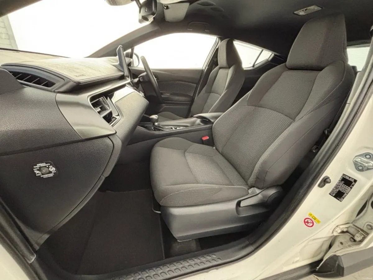 Toyota C-HR HYBRID LUNA 4DR AUTO - Image 6
