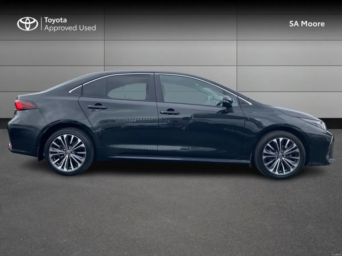 Toyota Corolla HYBRID LUNA SPORT SALOON - Image 3