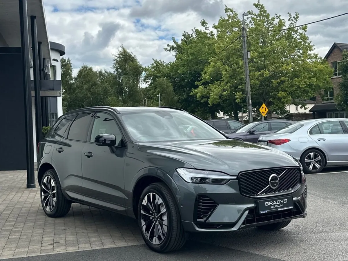 Volvo XC60 T6 Plus Dark AWD PHEV--Panoramic Roof, - Image 3
