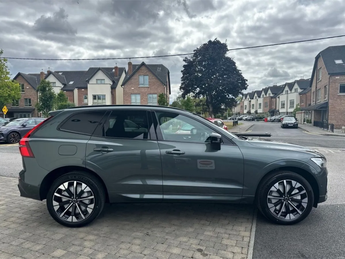 Volvo XC60 T6 Plus Dark AWD PHEV--Panoramic Roof, - Image 4