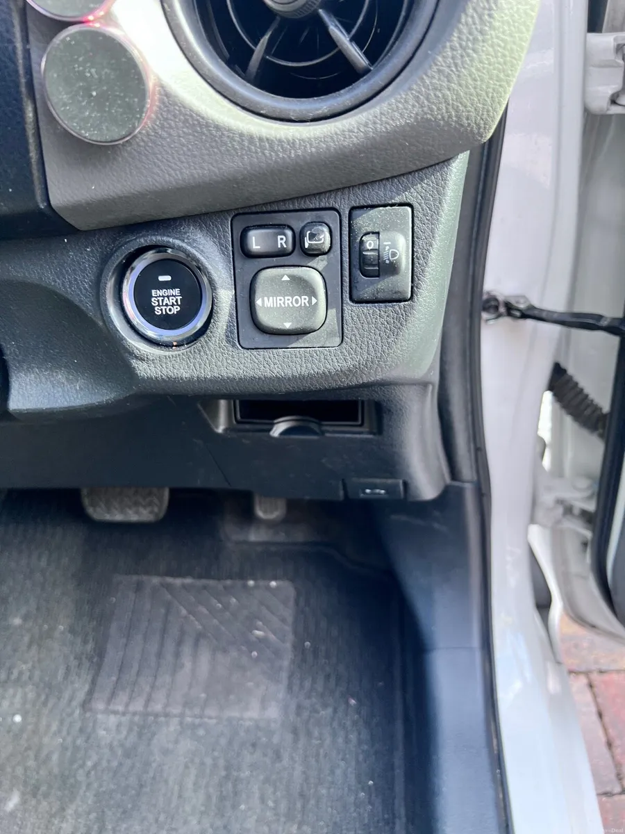 Toyota vitz - Image 4