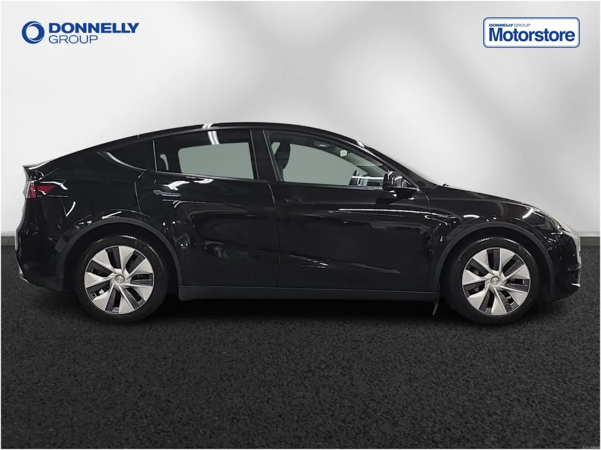 Tesla Model Y Hatchback Long Range - Image 3