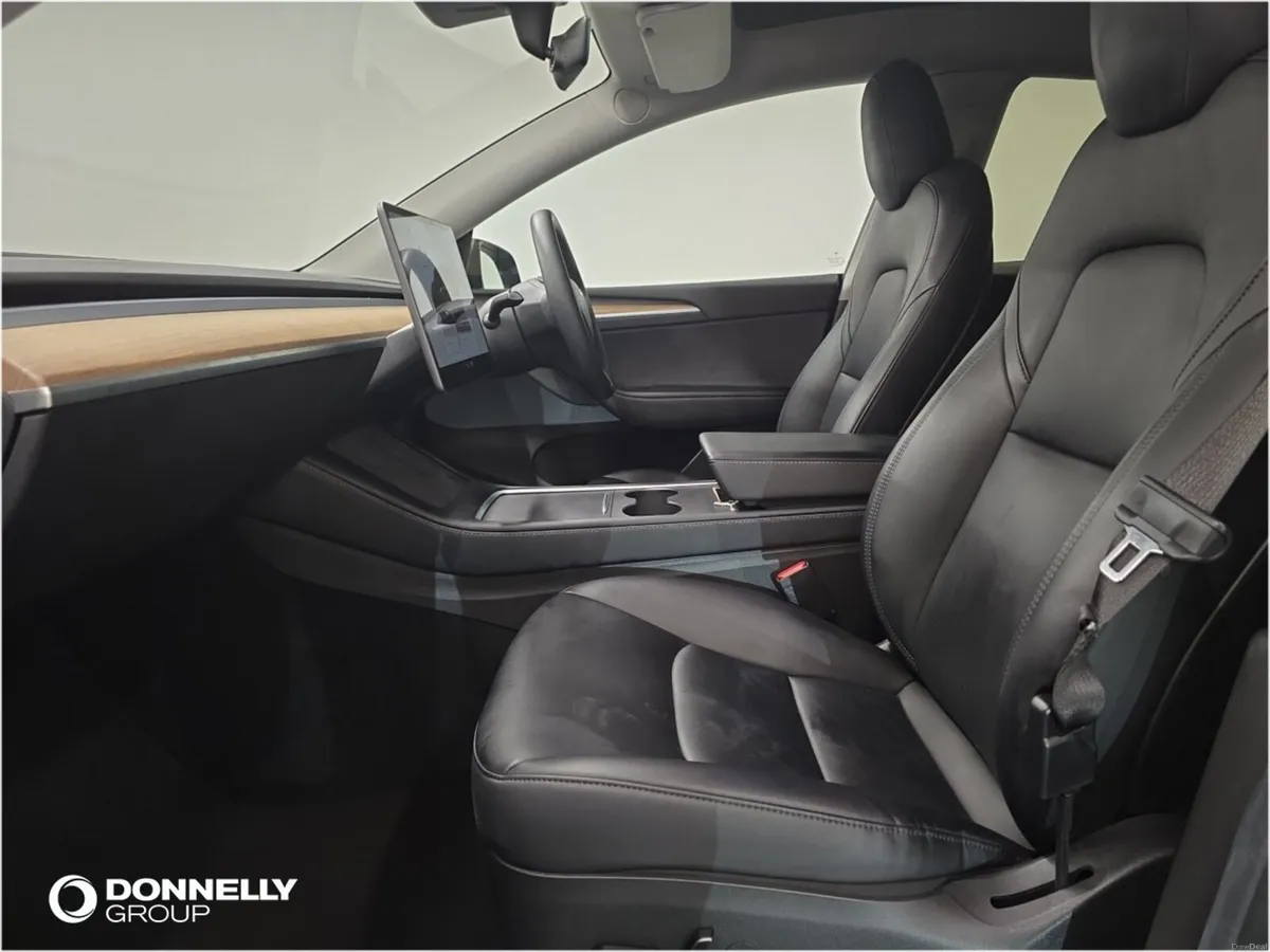 Tesla Model Y Hatchback Long Range - Image 4