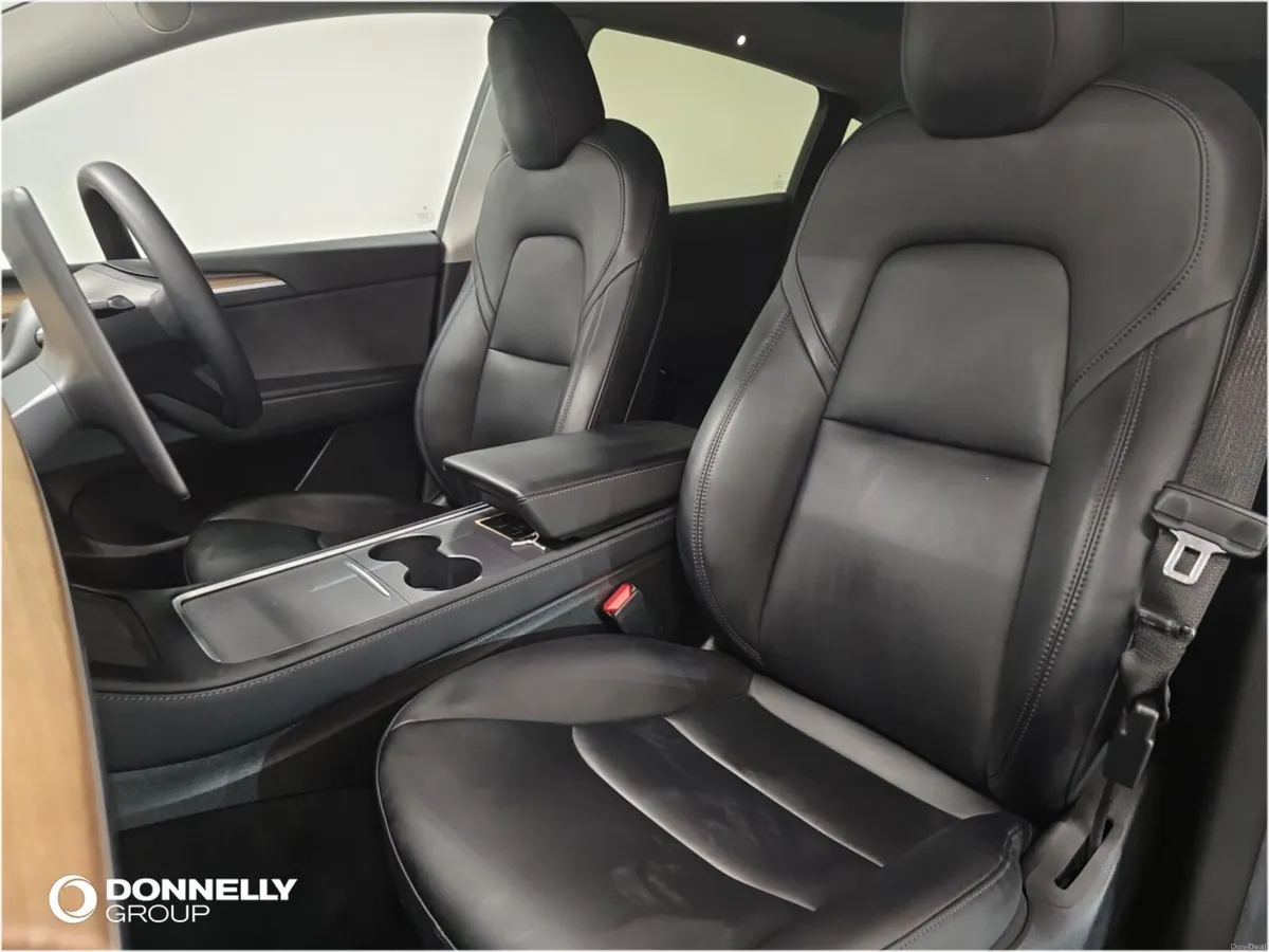 Tesla Model Y Hatchback Long Range - Image 5