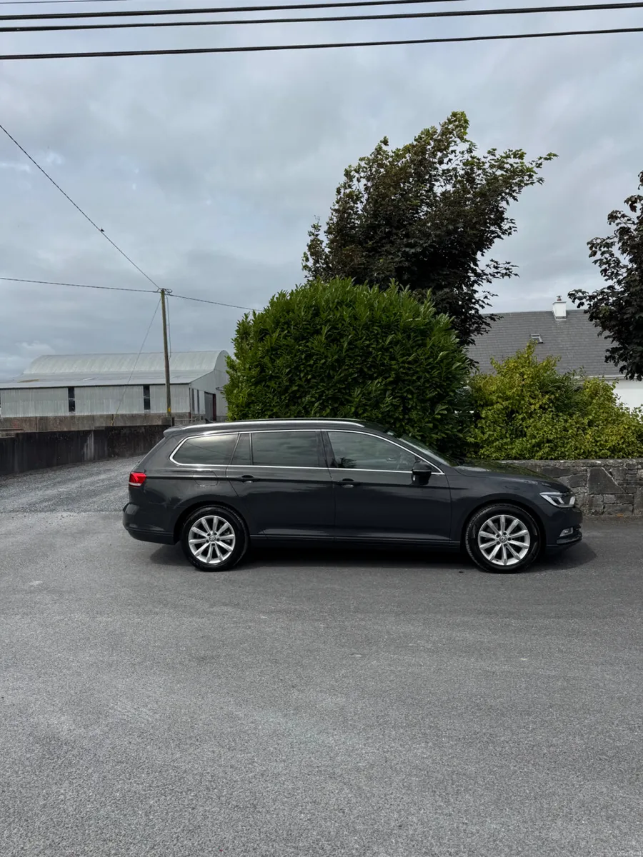 Volkswagen Passat 2017 - Image 2