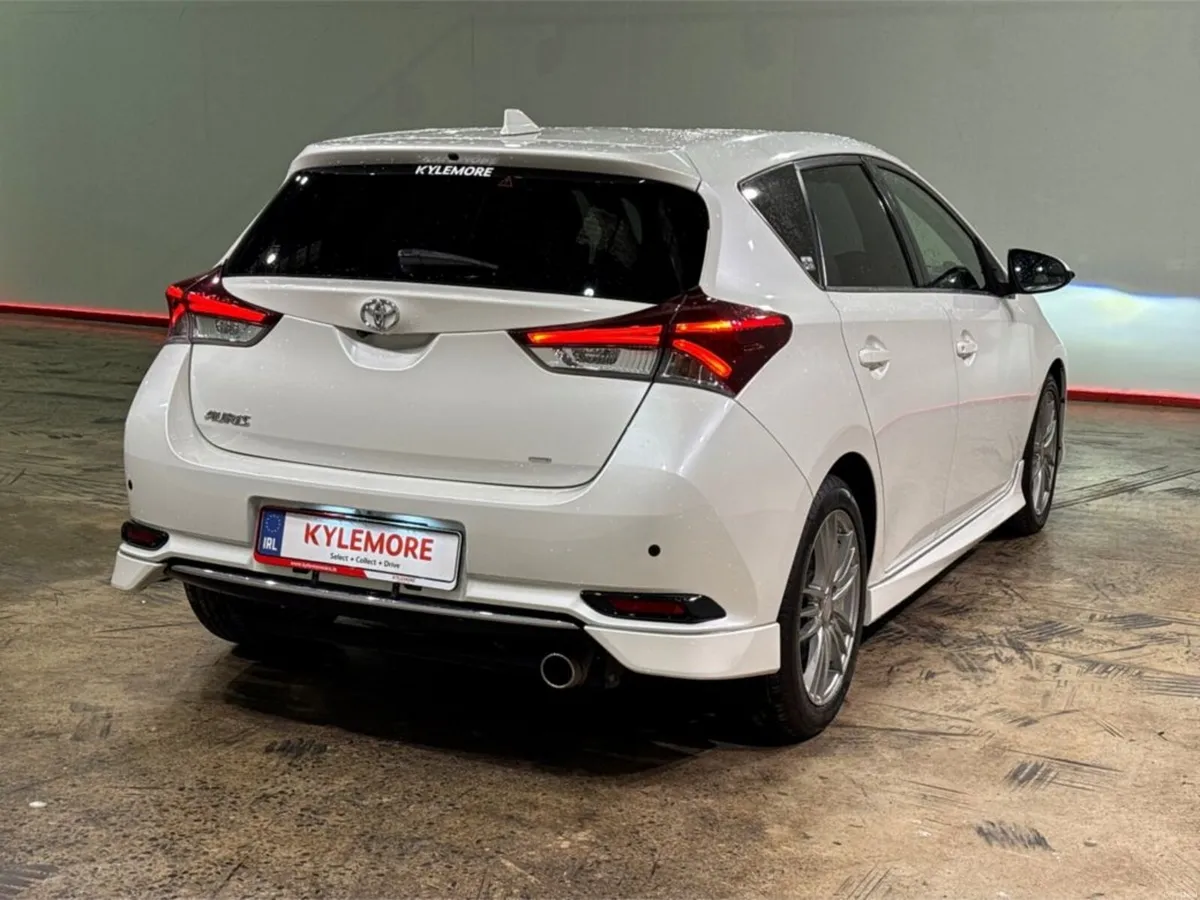 Toyota Auris 1.8 HYBRID G PACKAGE - FACTORY ALLOYS - Image 3