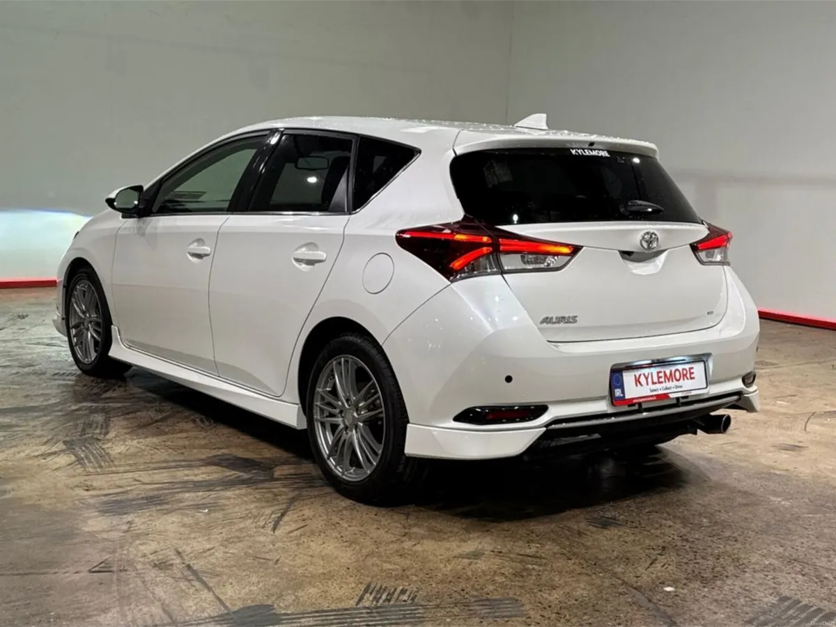 Toyota Auris 1.8 HYBRID G PACKAGE - FACTORY ALLOYS - Image 5