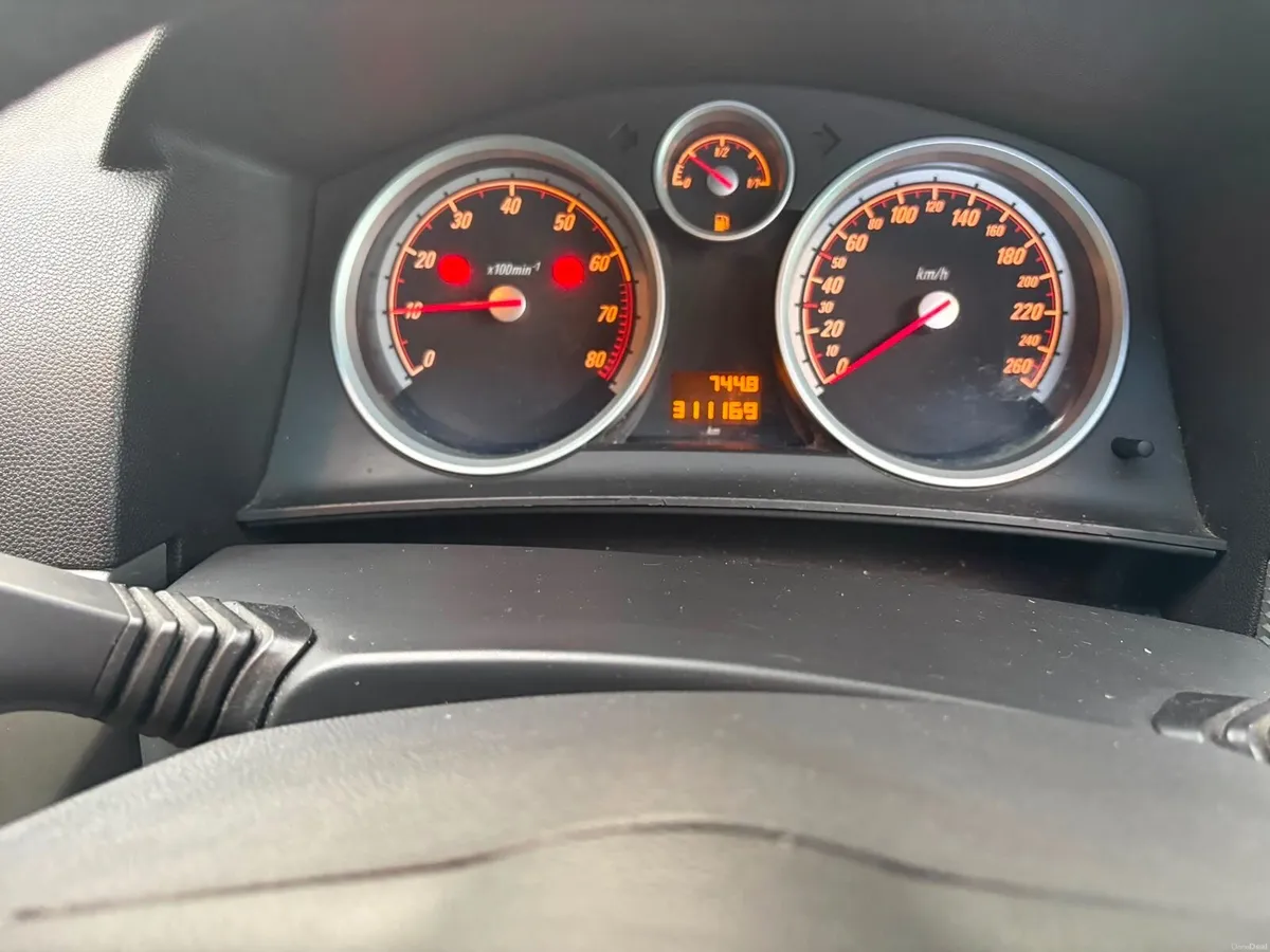 Opel Astra 2010 - Image 2