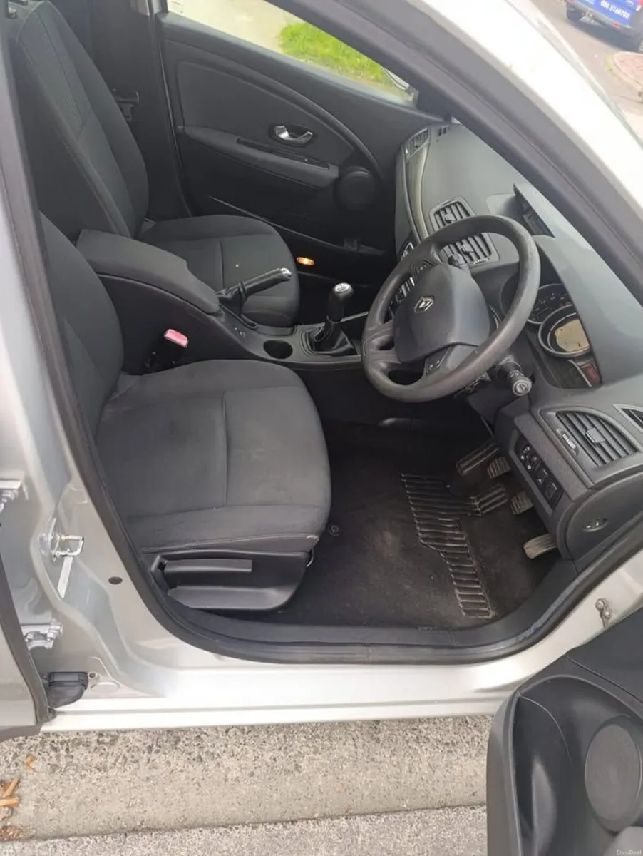 Renault Fluence 2011 - Image 4