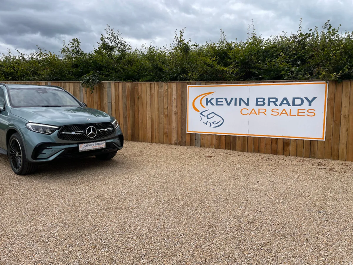 Mercedes-Benz GLC 300 URBAN EDITION E 4 MATIC - Image 4