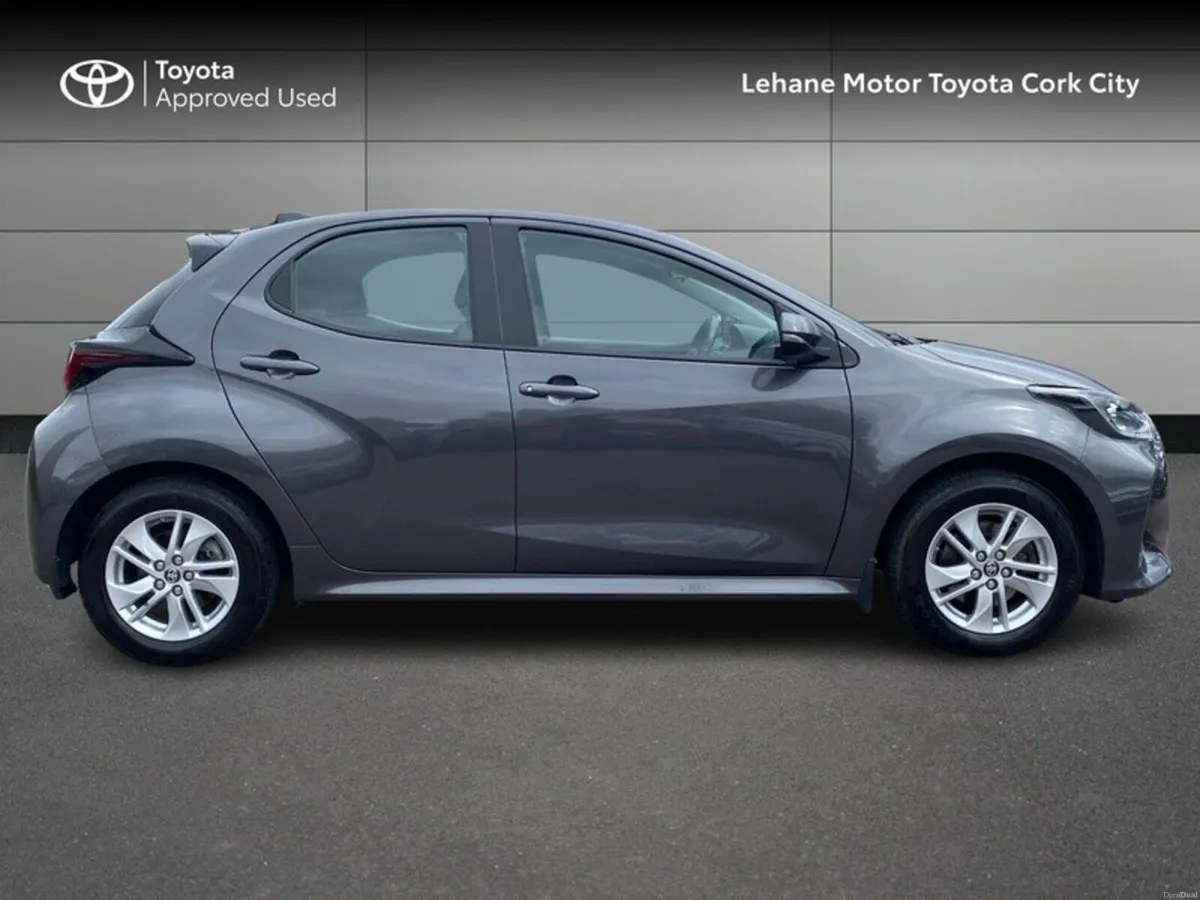 Toyota Yaris HYBRID LUNA - Image 3
