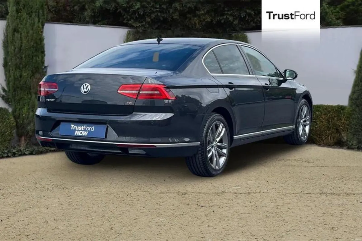 Volkswagen Passat 1.8 TSI 180 GT 4dr DSG [Panorami - Image 4