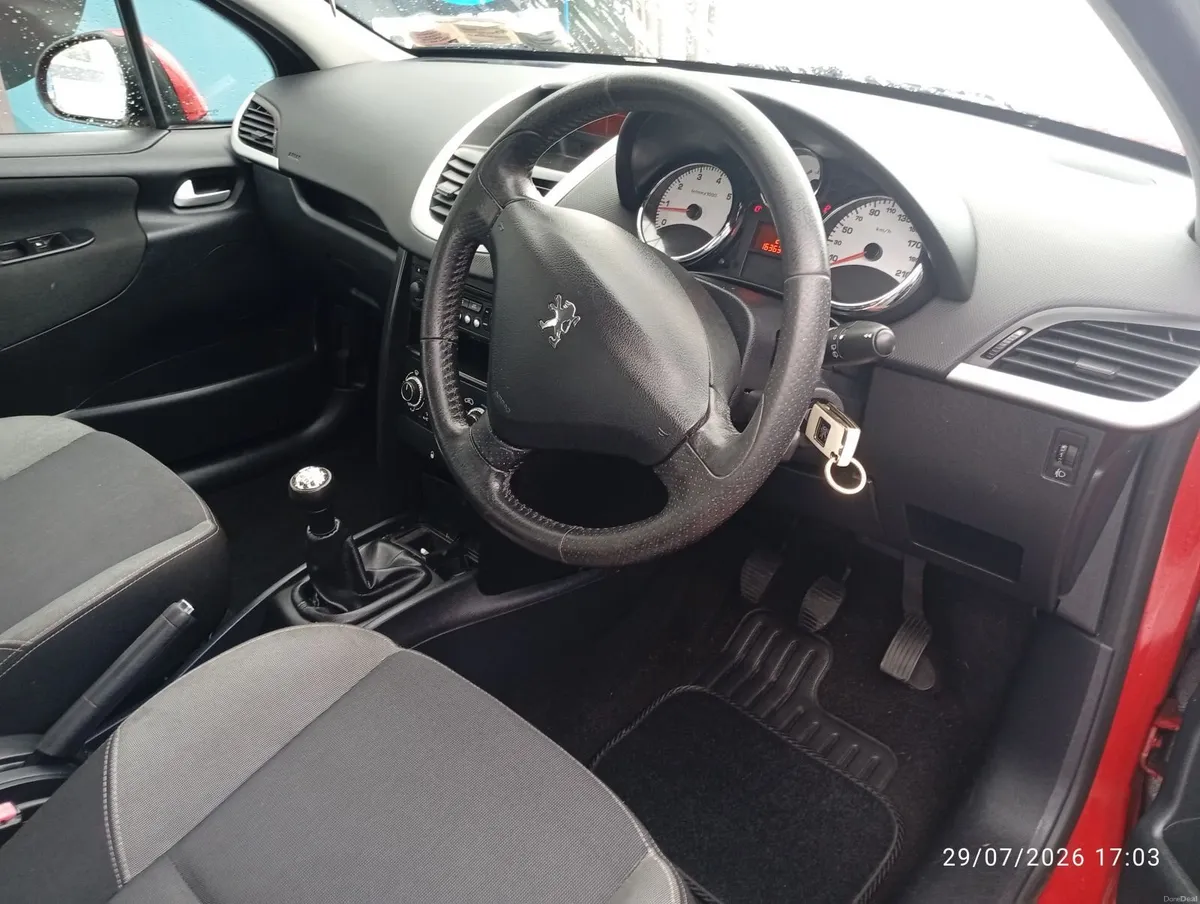 Peugeot 207 2011 - Image 2