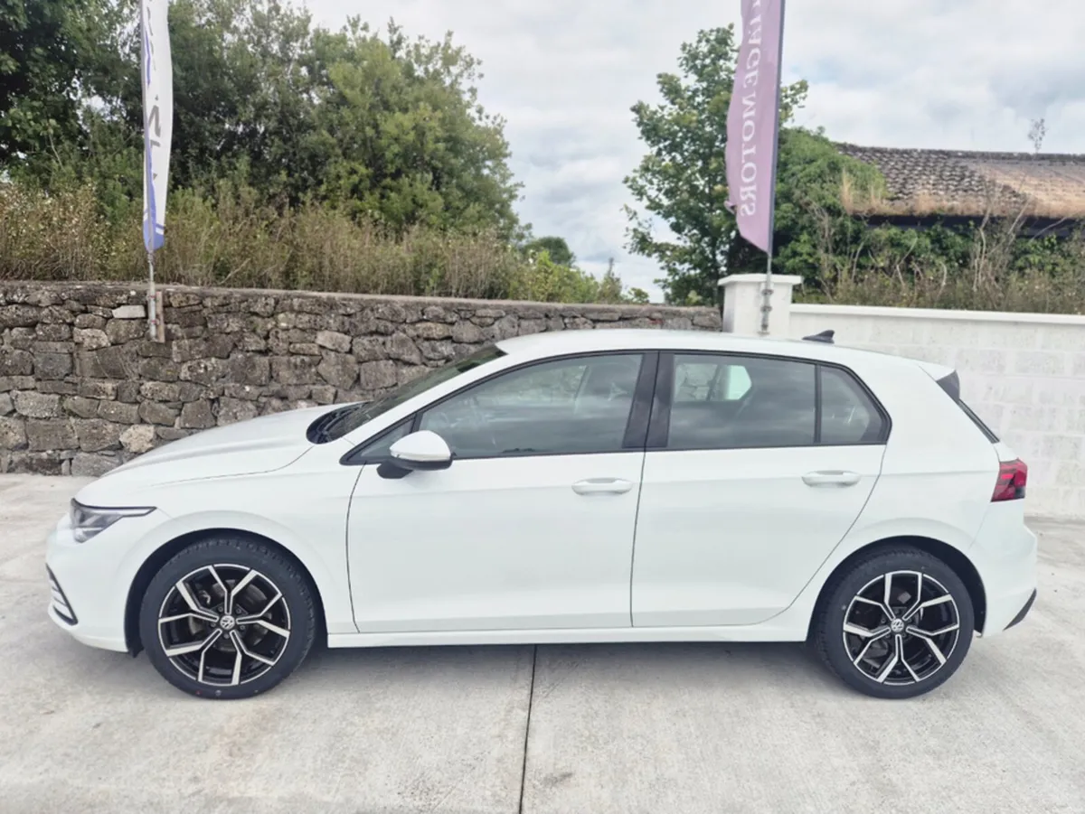 Volkswagen Golf LIFE 2.0 TDI 115HP 5DR - Image 2