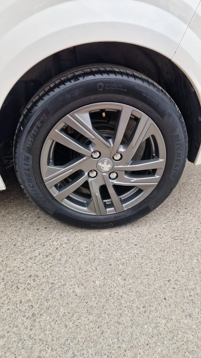 Peugeot 208 2022 1.2p Very KM! Like new! - Image 5