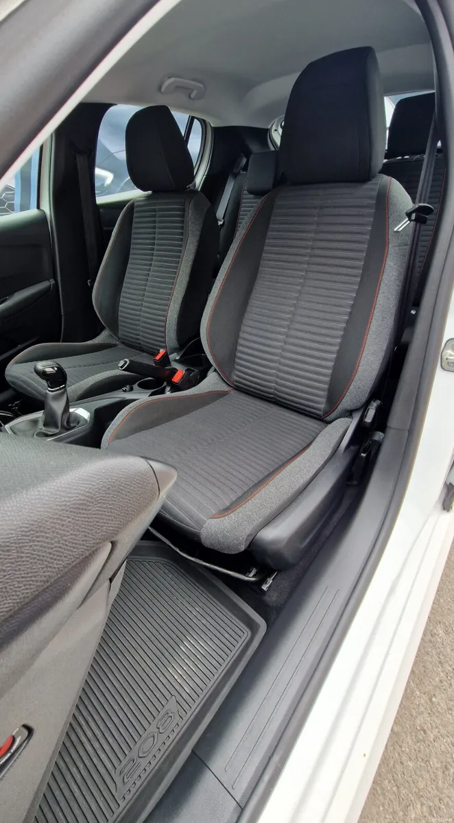 Peugeot 208 2022 1.2p Very KM! Like new! - Image 6
