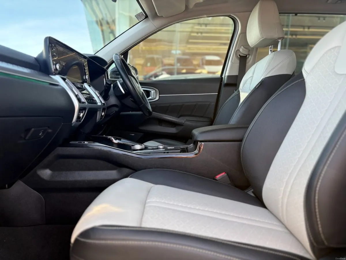 Kia Sorento 1.6 Plug In Hybrid ( 7 Seats ) - Image 2