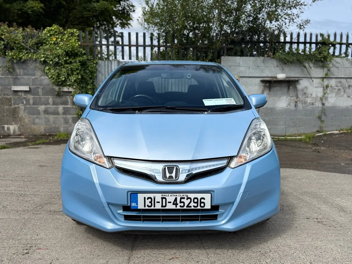 2013 HONDA FIT. LOW MILEAGE. NEW NCT. AUTO 1.3L - Image 2