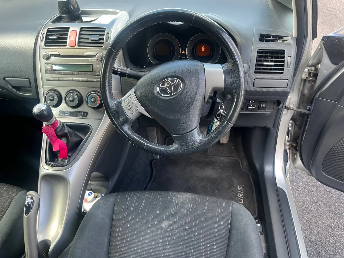Toyota Auris 2009 - Image 2