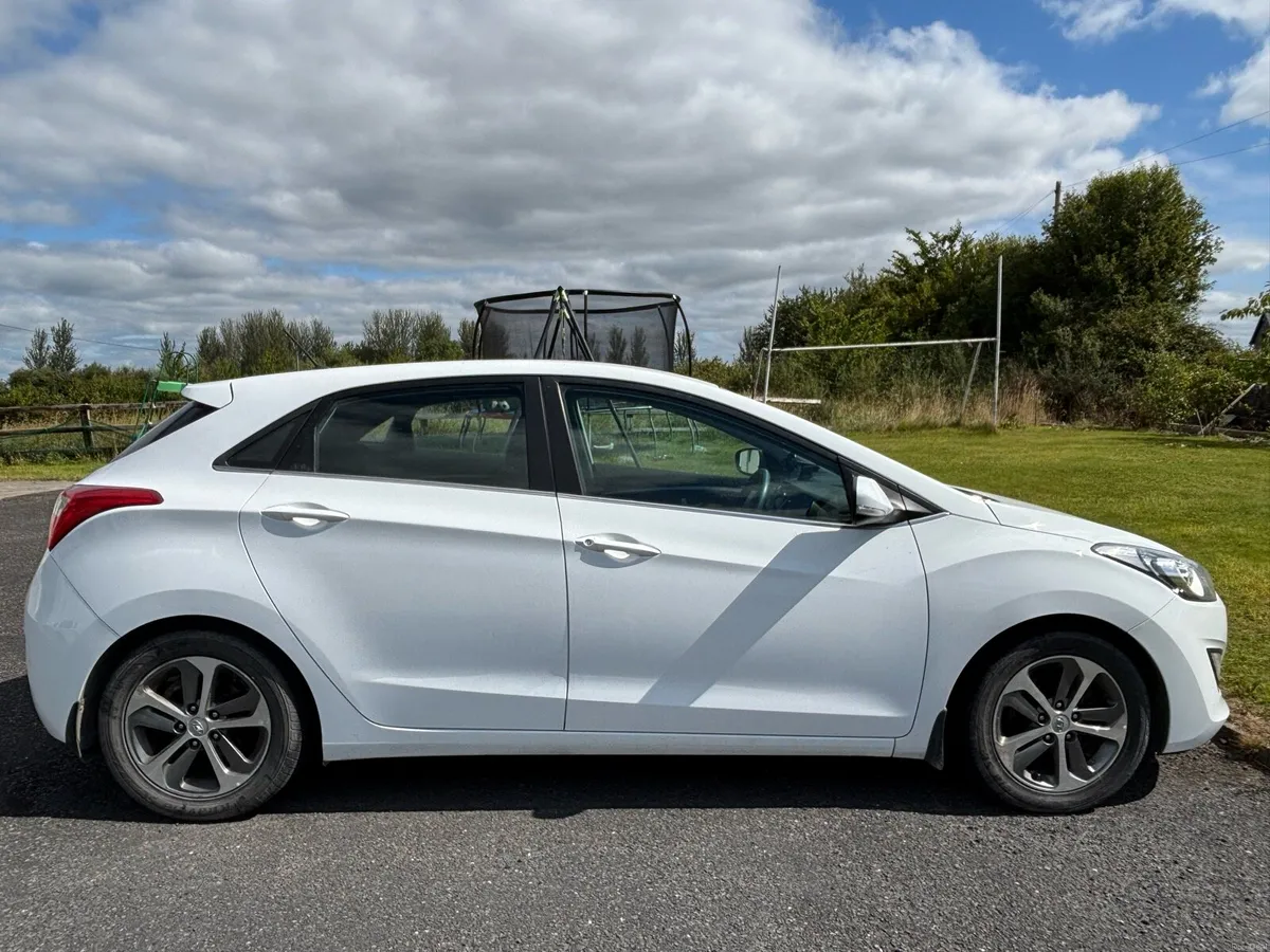2016 Hyundai i30 (162) Deluxe 1.6 Diesel, CRDI5dr - Image 1