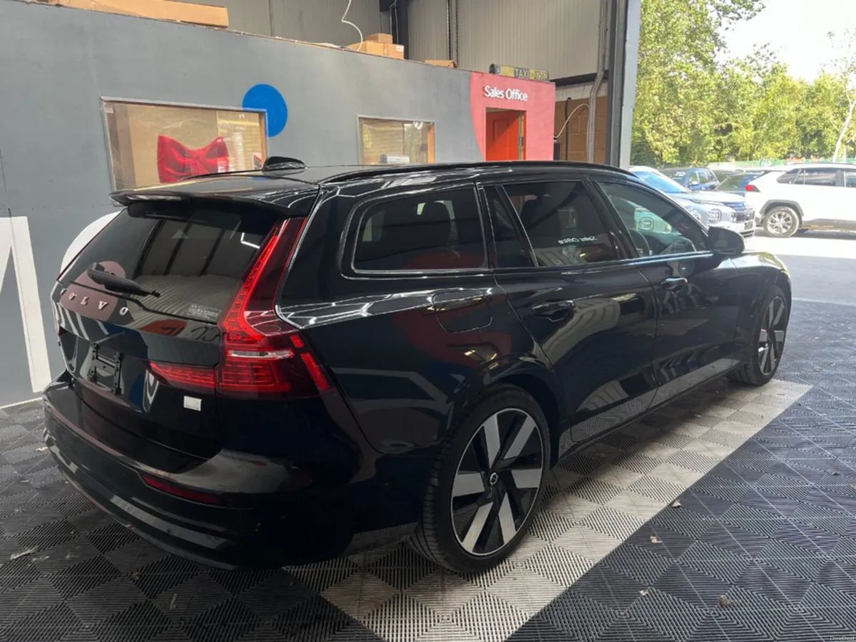 Volvo V60 2024 VOLVO V60 RECHARGE ULTIMATE T6 AWD - Image 3