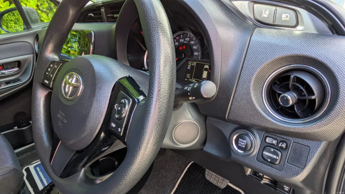 LOW MILEAGE HI SPEC TOYOTA YARIS 1.3 AUTO,2016 - Image 5