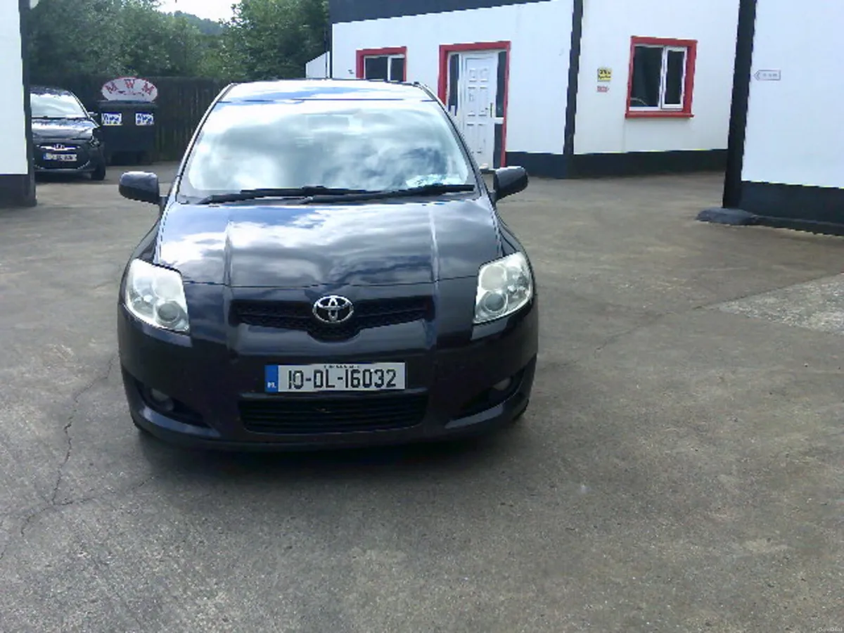 Toyota Auris 2010 - Image 2
