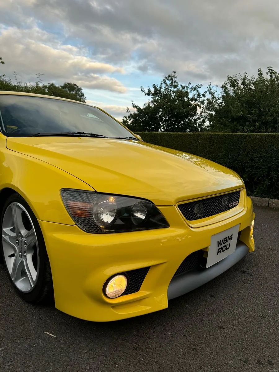 Toyota Altezza *GENUINE YELLOW SUNROOF* - Image 5