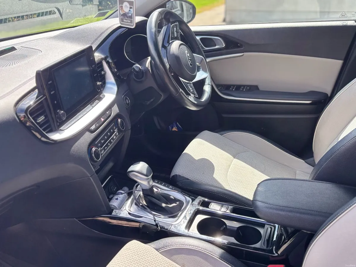 2021 (211) Kia Ceed Sportswagon 1.6 PHEV Automatic - Image 3