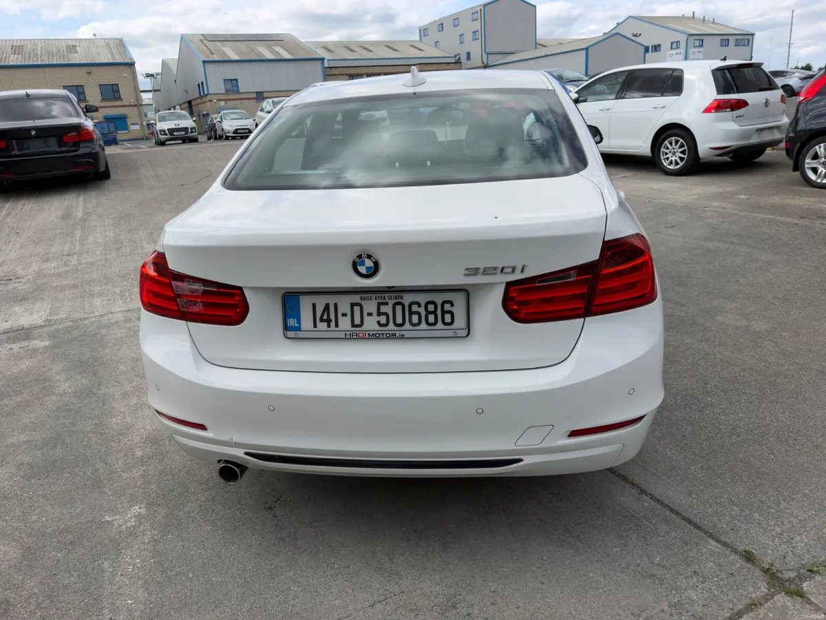 BMW 320i  2014 SPORTS - Image 6