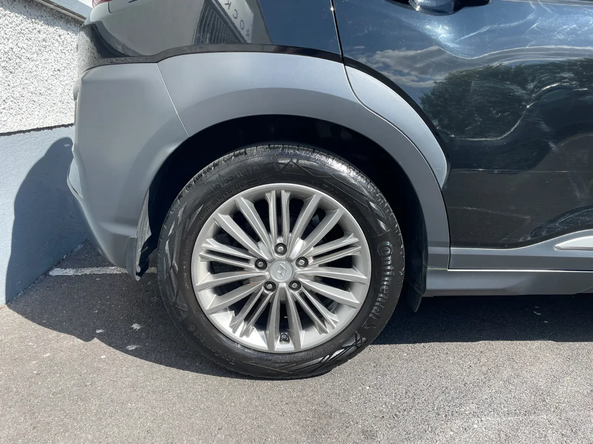 EXECUTIVE - APPLE PLAY-REVERSE CAMERA-HEATED SEATS - Image 2