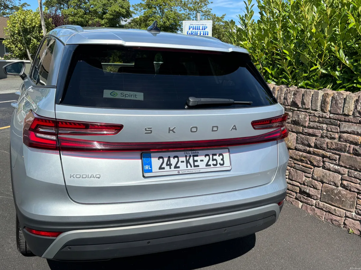 SKODA KODIAC SELECTION + FULL LEATHER AND PAN ROOF - Image 4