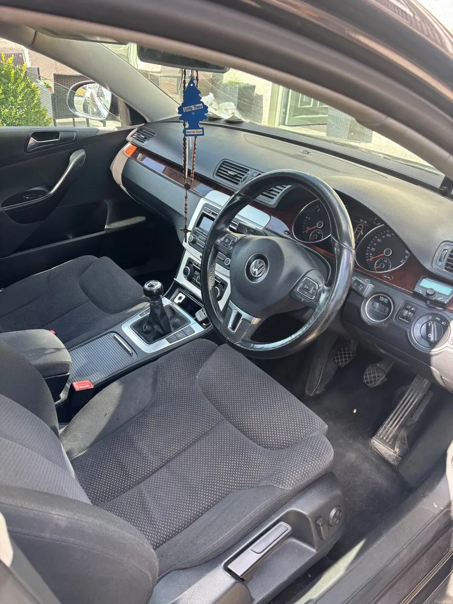 Volkswagen Passat 2010 - Image 6