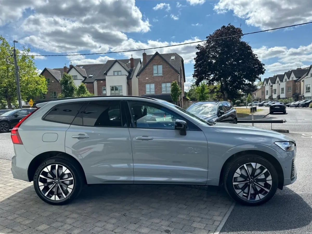 Volvo XC60 T6 Plus Dark AWD PHEV--Panoramic Roof, - Image 4