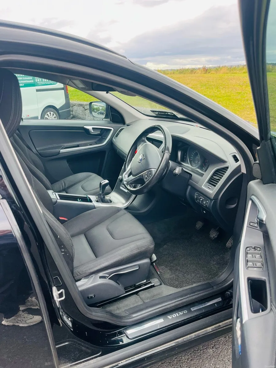 152 Volvo XC60 2L Diesel - Image 4