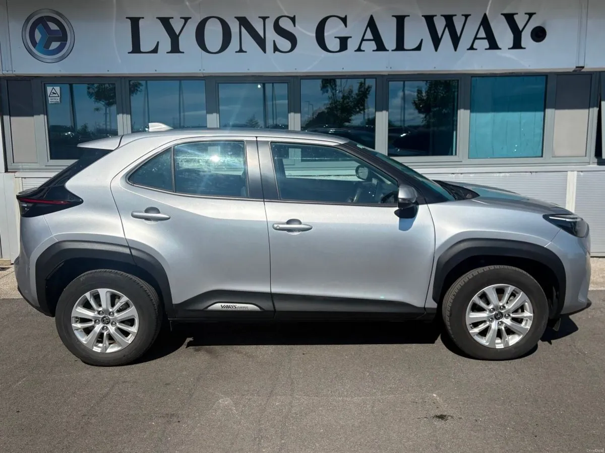 Toyota Yaris Cross 1.5 Hybrid / Leather / Auto/ Lo - Image 3