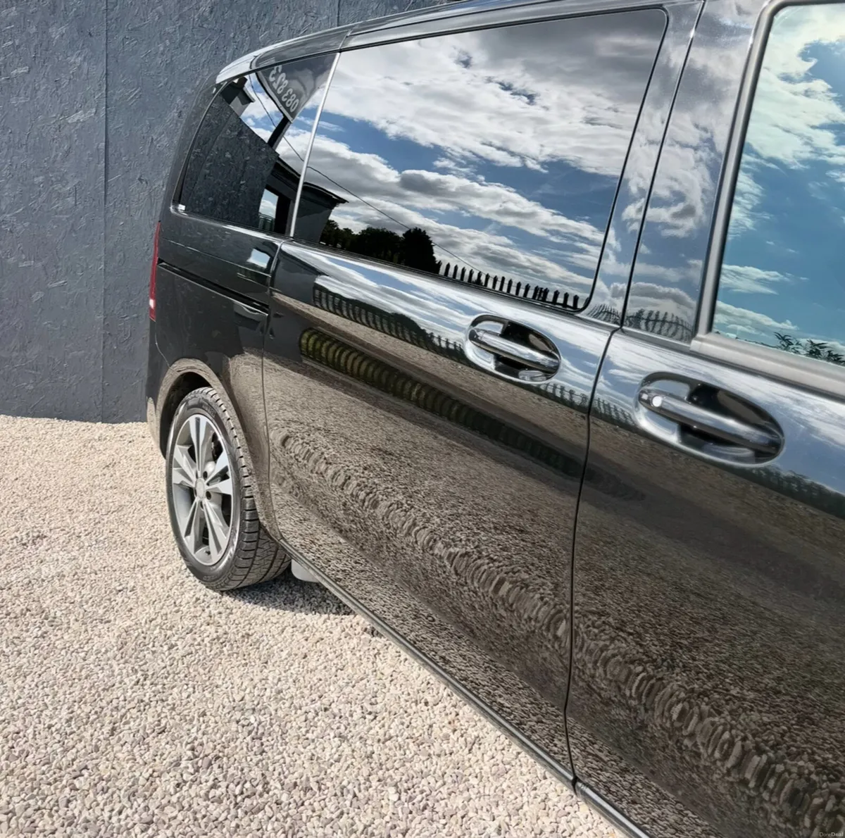 Mercedes V220 D 7 Seater Avantgarde Automatic - Image 3