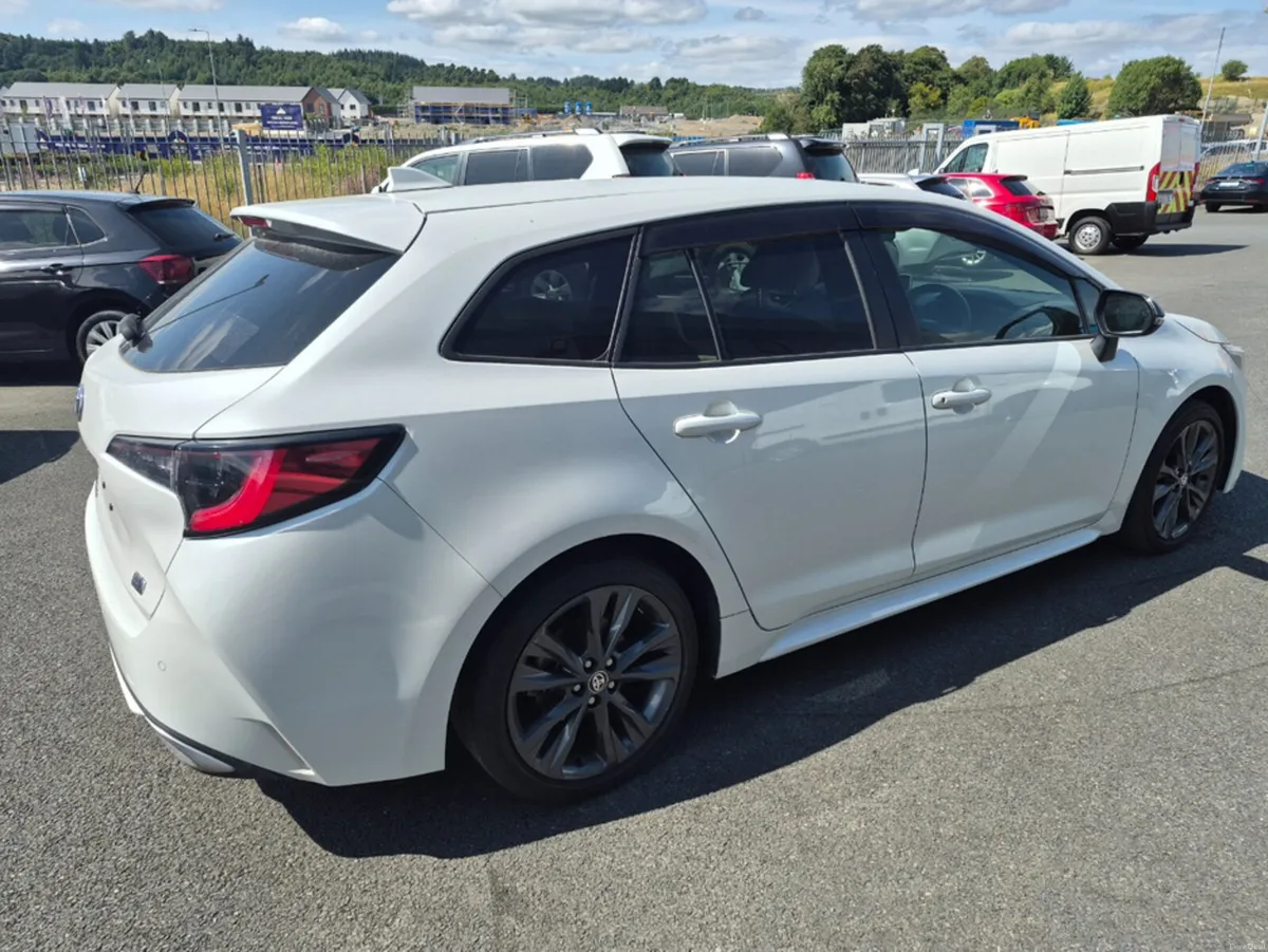 Toyota Corolla 1.8 Hybrid Tourer - Image 3