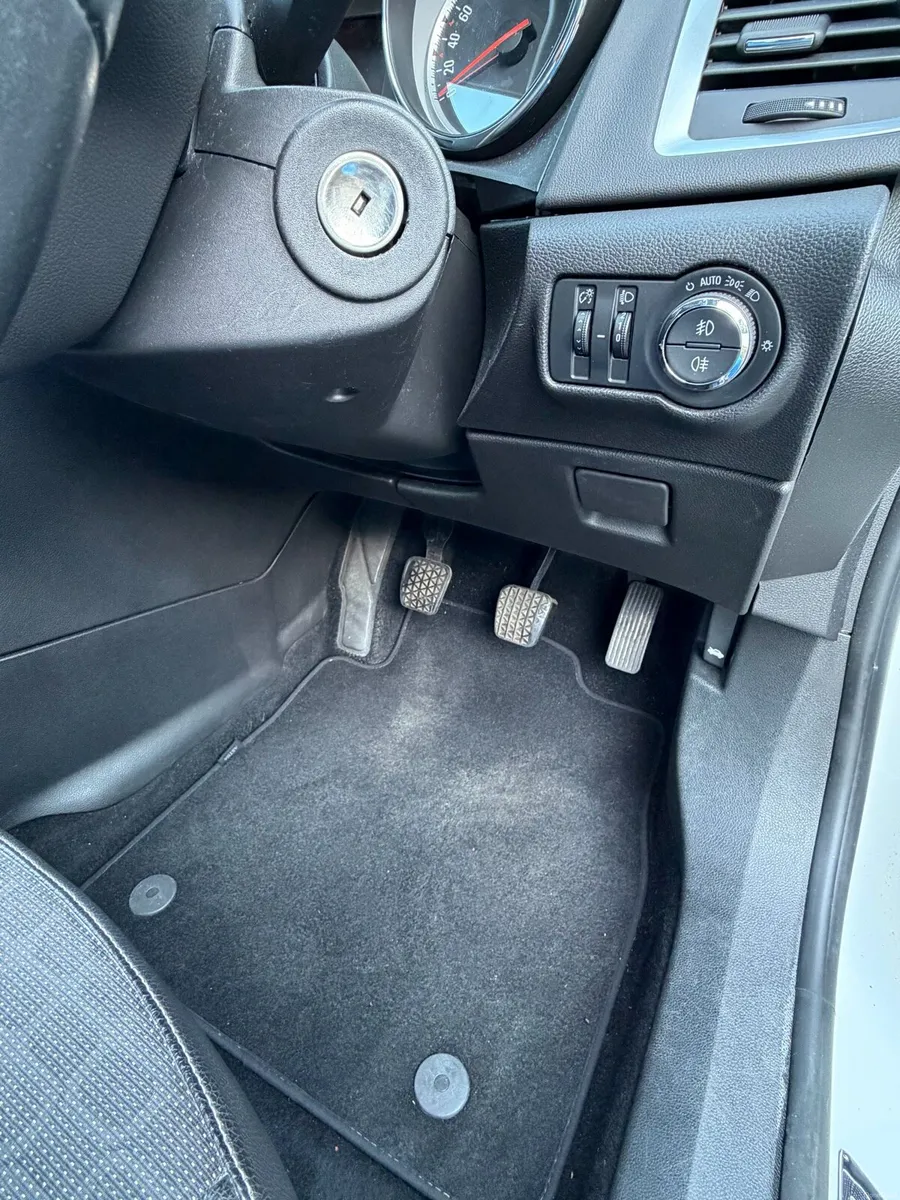 142 Opel Astra GTC 1.7 TDi - Image 6