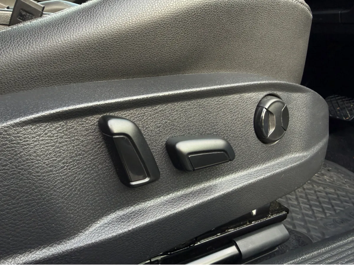 Volkswagen Golf FULL LEATHER SEATS  HEATED ELECTRI - Image 6