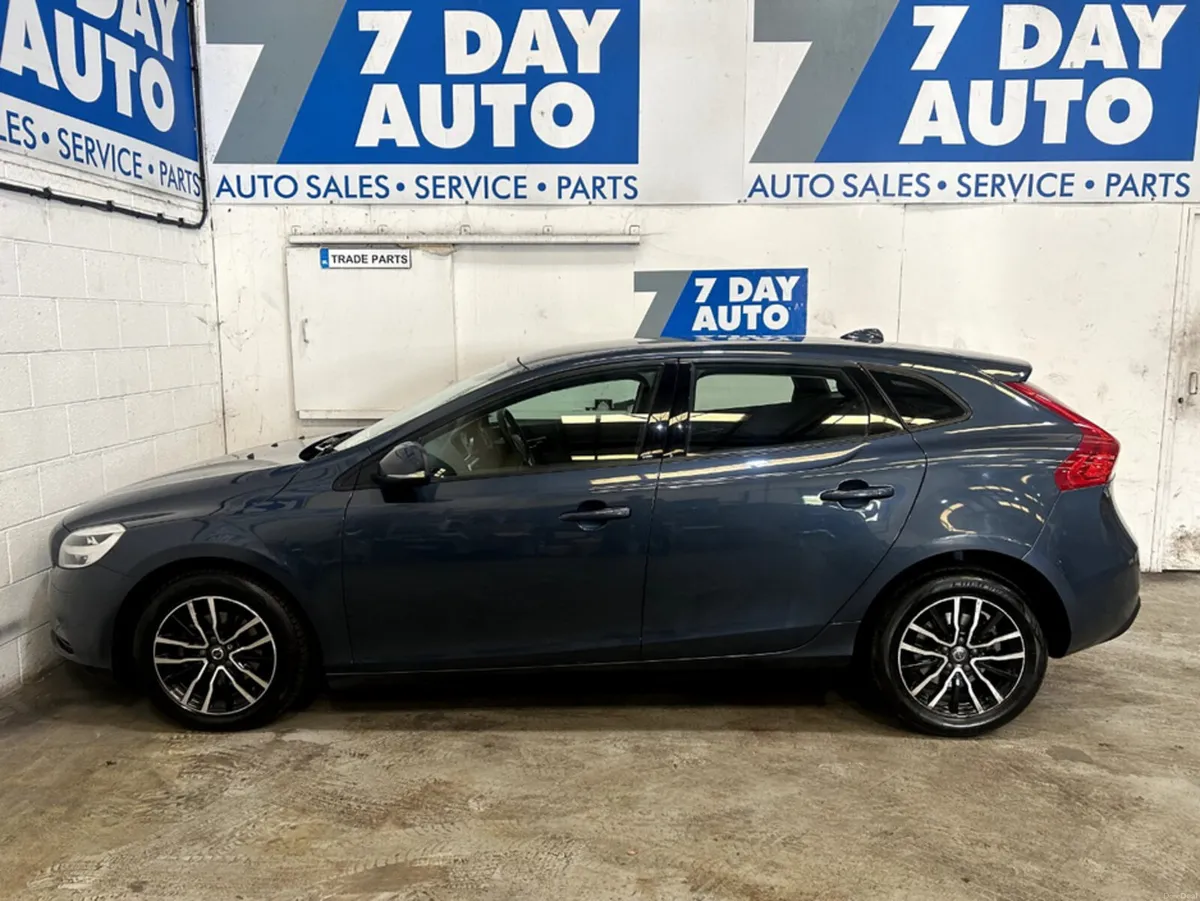 Volvo V40 2.0 D2 MOMENTUM NAV + 120B 120BHP 5DR 40 - Image 4
