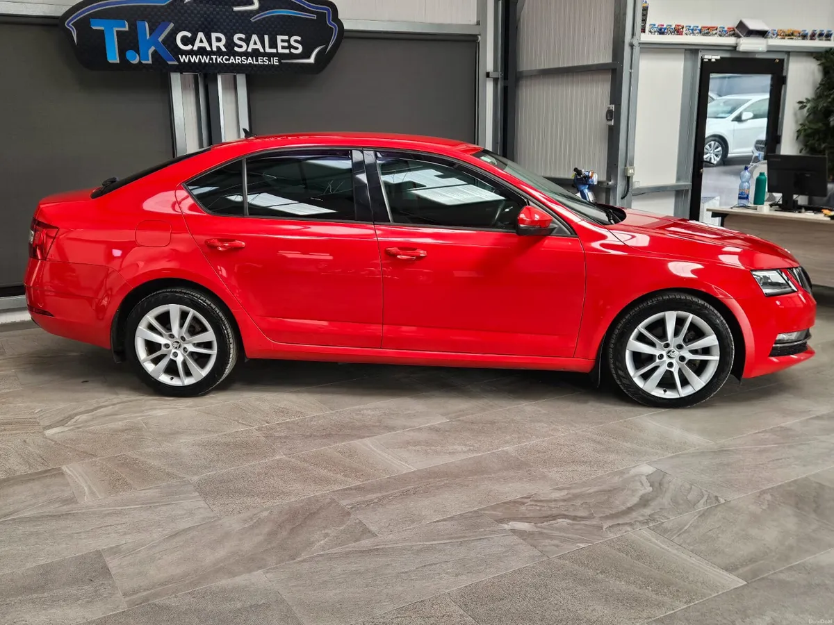 17 SKODA OCTAVIA 2.0 DIESEL AUTOMATIC - Image 2